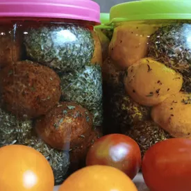 Сыр "Шеврок" (шарики) в масле с приправами, 500 мл.